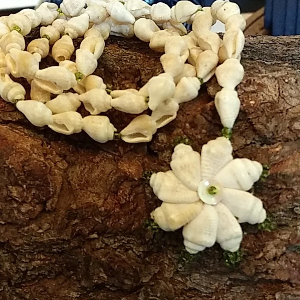Seashell Stament Necklace With Floral Shells Pendant